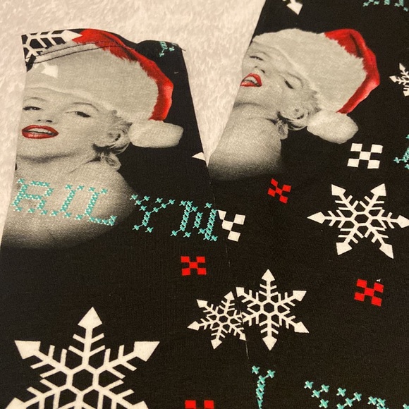 NWT Marilyn Monroe Christmas Leggings - Picture 2 of 8